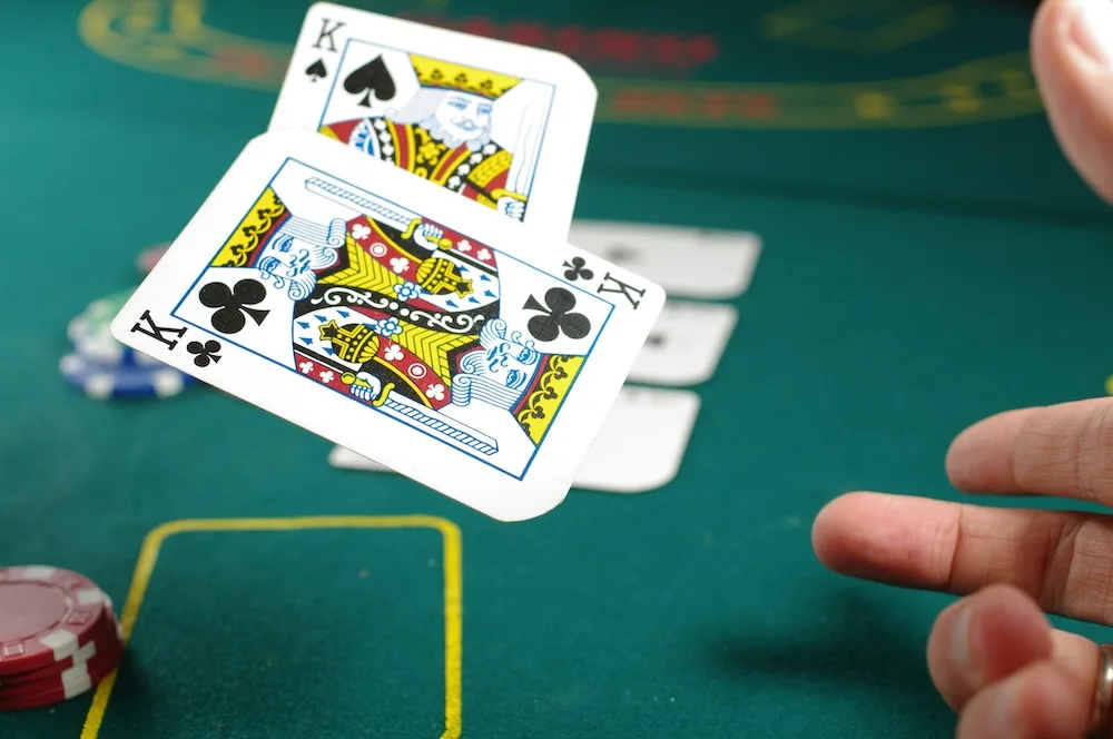 Hombres jugando poker.